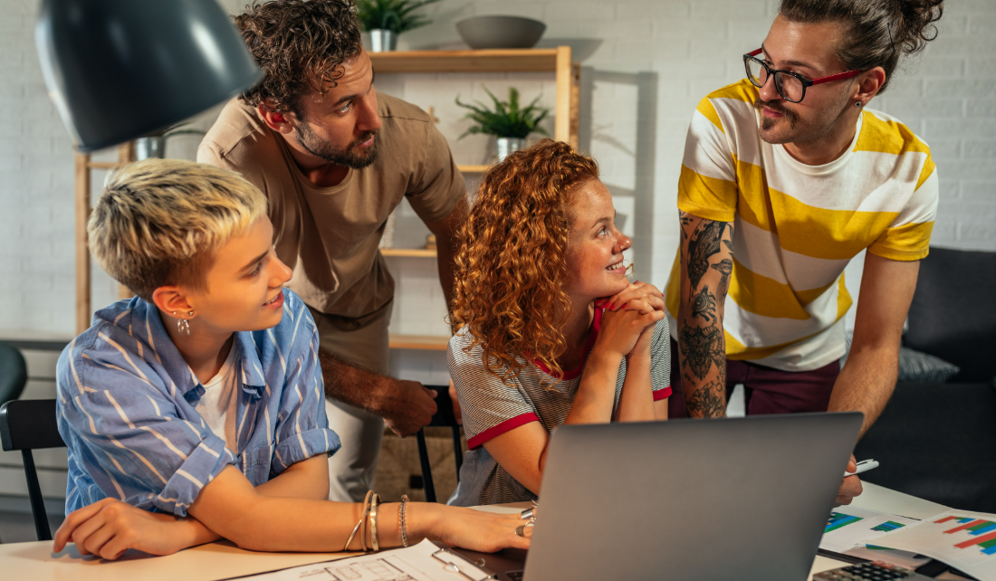 Équipe travaillant ensemble sur un projet