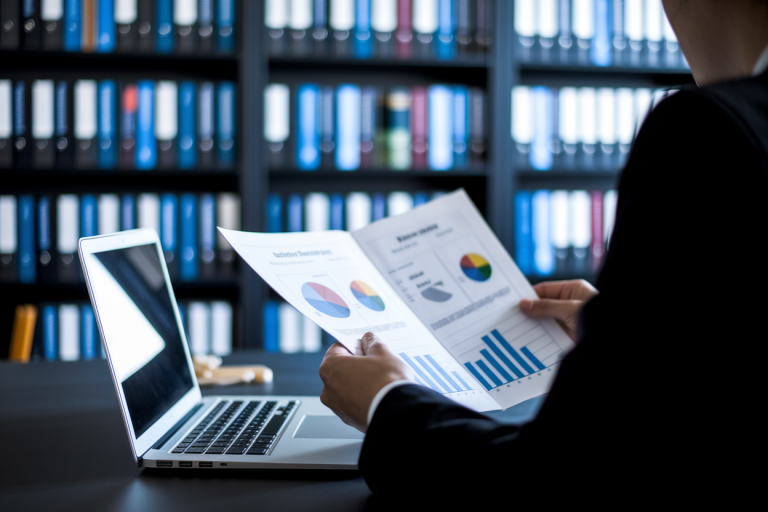 personne-dos-bureau-papiers-ordinateur