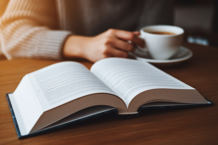 livre-grammaire-francais-table-bois