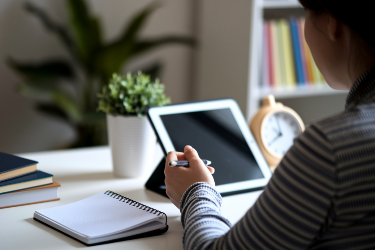 personne-dos-bureau-tablette-minuteur
