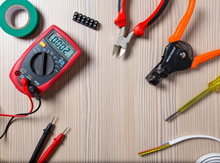 Se former aux bases de l’électricité à l’âge adulte : méthodes, ressources et bonnes pratiques