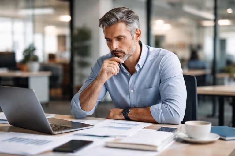 personne-concentre-bureau-documents-ordinateur